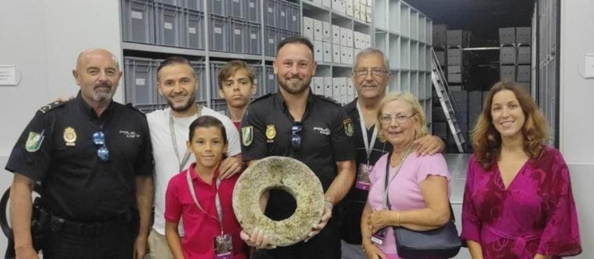 Agentes de la Policía Adscrita y la familia del menor que encontró la pieza durante la vistia al Museo Arqueológico de Almería