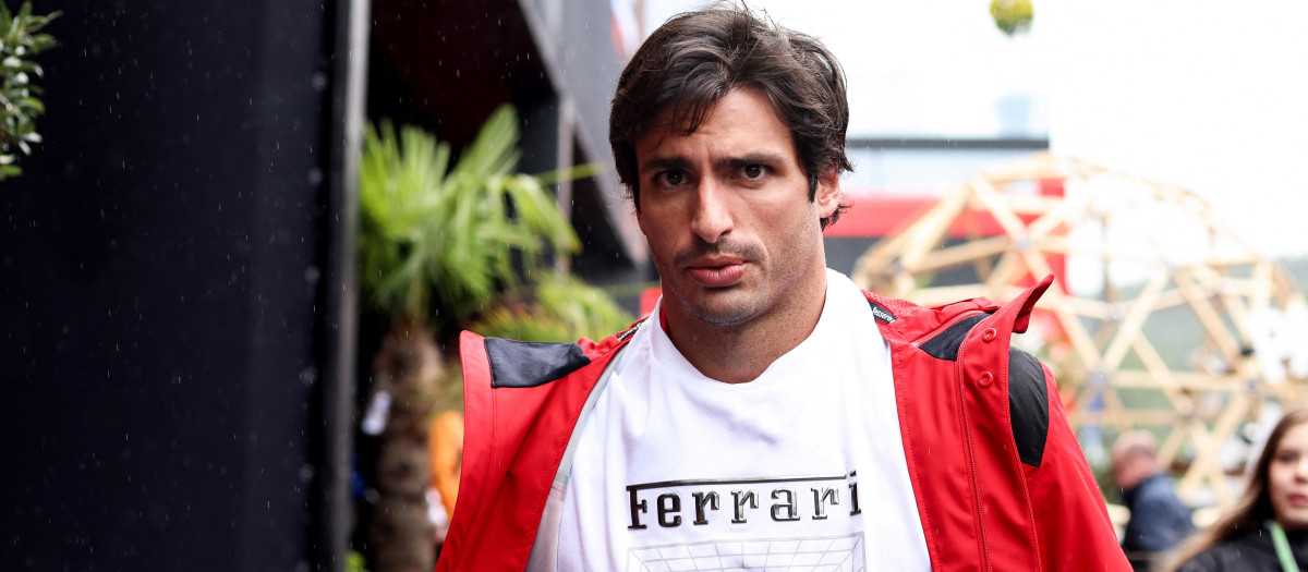 Carlos Sainz, en su llegada al Gran Premio de Bélgica