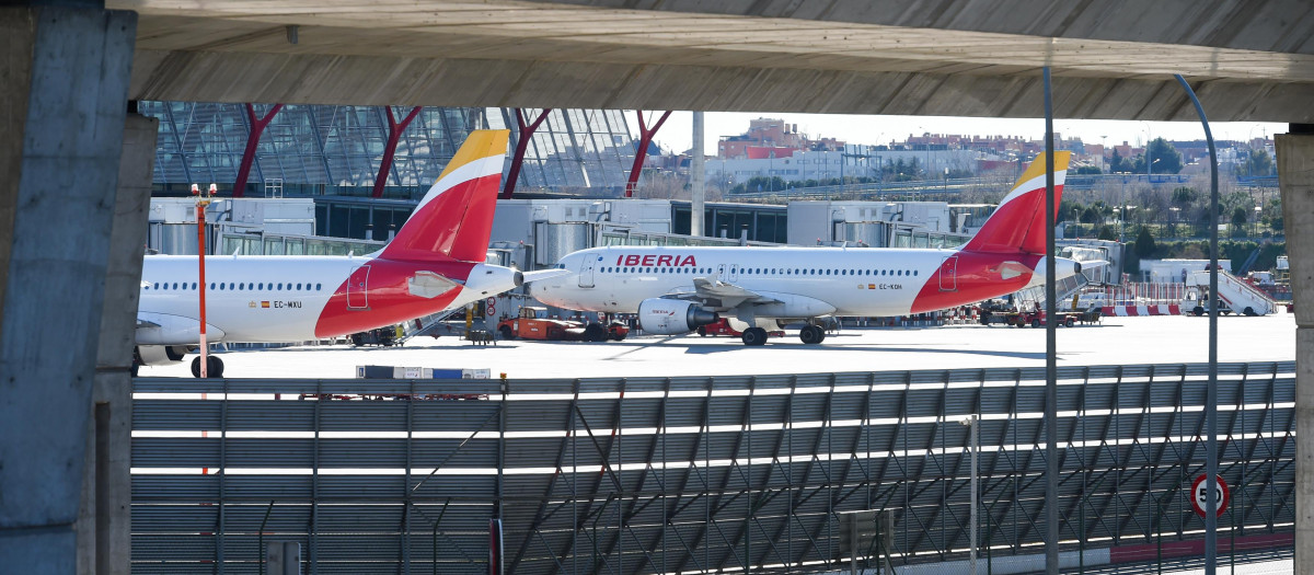 Aviones de Iberia esperan en pista en la Terminal 4 del Aeropuerto Madrid-Barajas Adolfo Suárez
