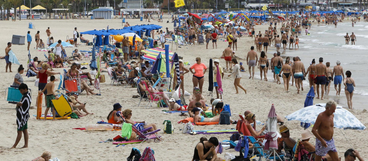 Vista general de la playa de Poniente de Benidorm con gran afluencia de bañistas