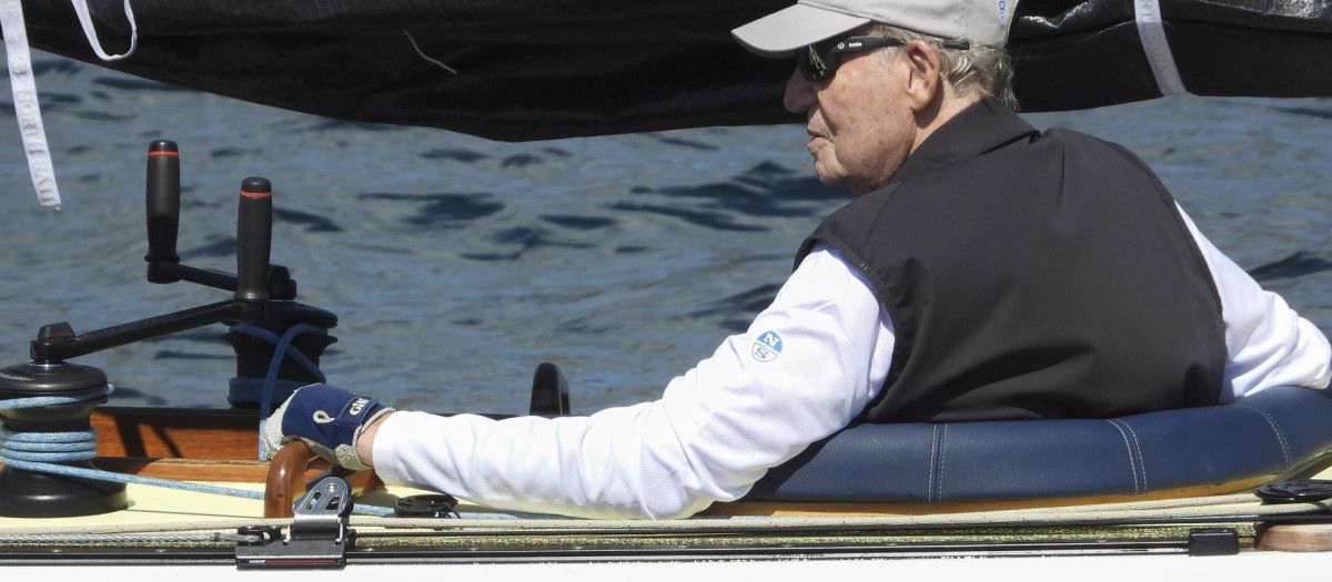 El rey emérito Juan Carlos I, a bordo del Bribón, a su regreso al puerto de Sanxenxo esta tarde