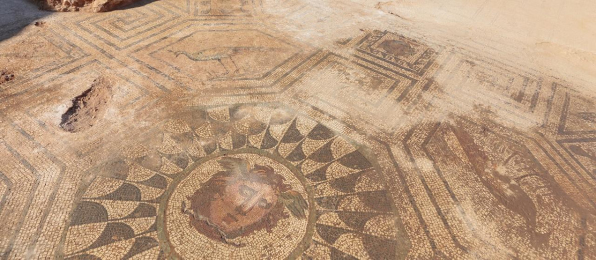 Las excavaciones en la Huerta de Otero sacan a la luz el gran mosaico de Medusa