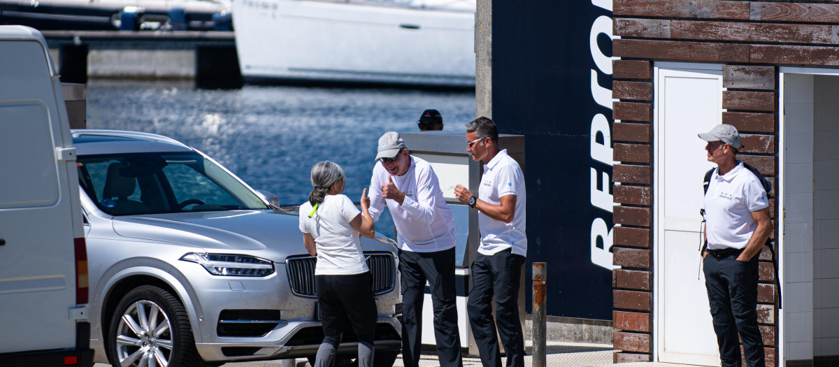 Don Juan Carlos I espera para recoger el premio de las regatas de Sanxenxo por lograr la primera posición con el 'Bribón', este domingo, en Sangenjo