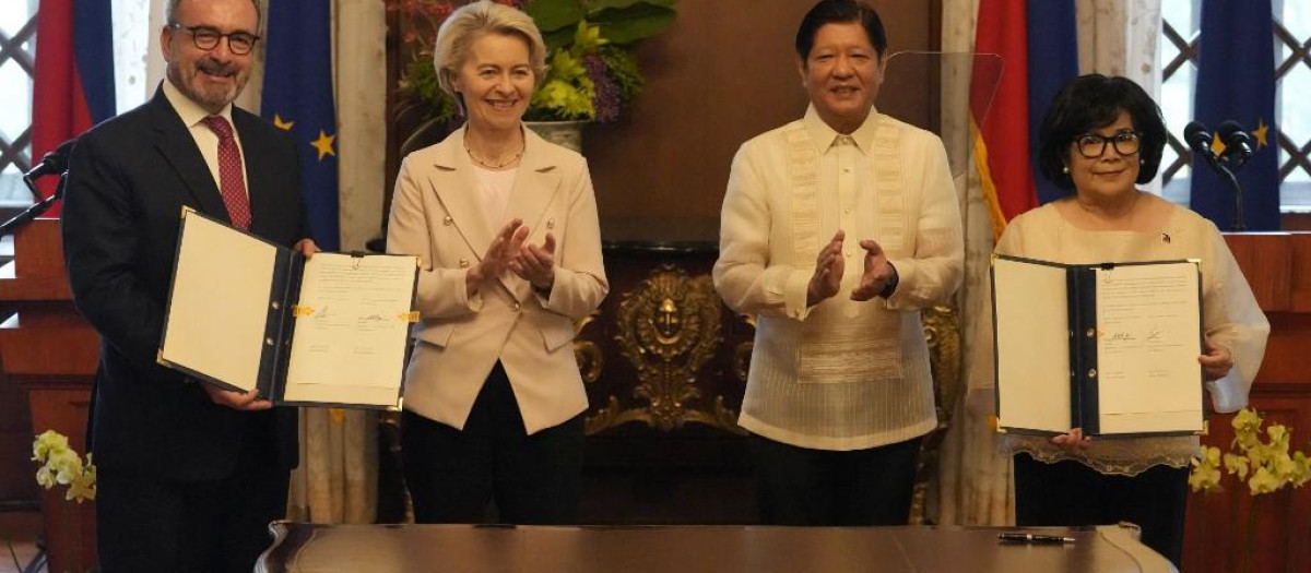 El presidente filipino Ferdinand Marcos Jr. y la presidente de la Comisión Europea Ursula von der Leyen durante la reunión mantenida en palacio presidencial de Malacañang, en Manila