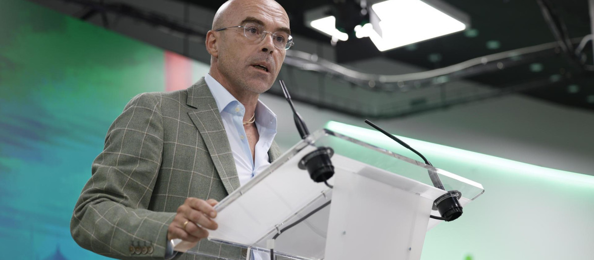 El vicepresidente de Acción política de Vox, Jorge Buxadé, da una rueda de prensa en la sede del partido en Madrid este lunes