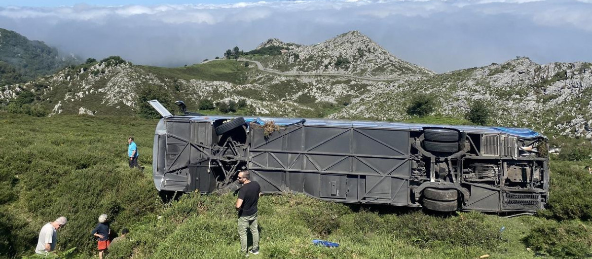 Estado del autobús tras dar tres vueltas de campana en la CO-4 de subida a los Lagos