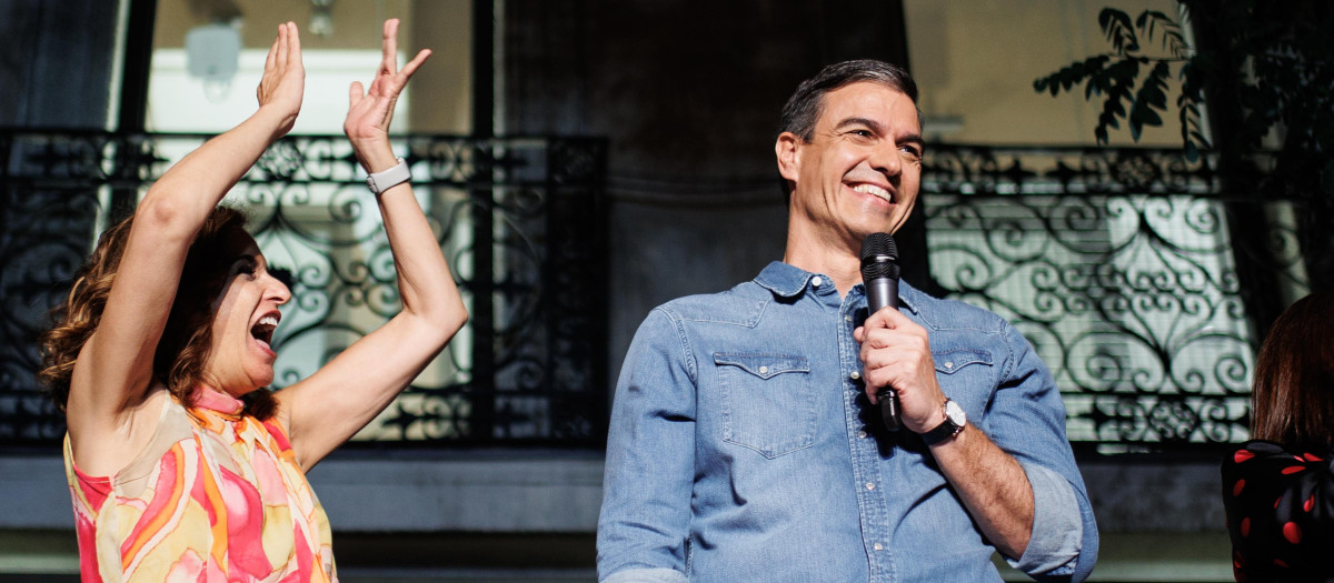 El presidente del Gobierno, Pedro Sánchez y la ministra de Hacienda, María Jesús Montero