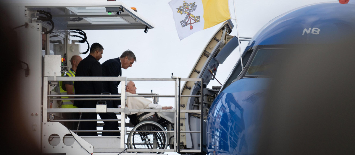 El Papa embarcando en el avión en Roma, camino de la JMJ de Lisboa