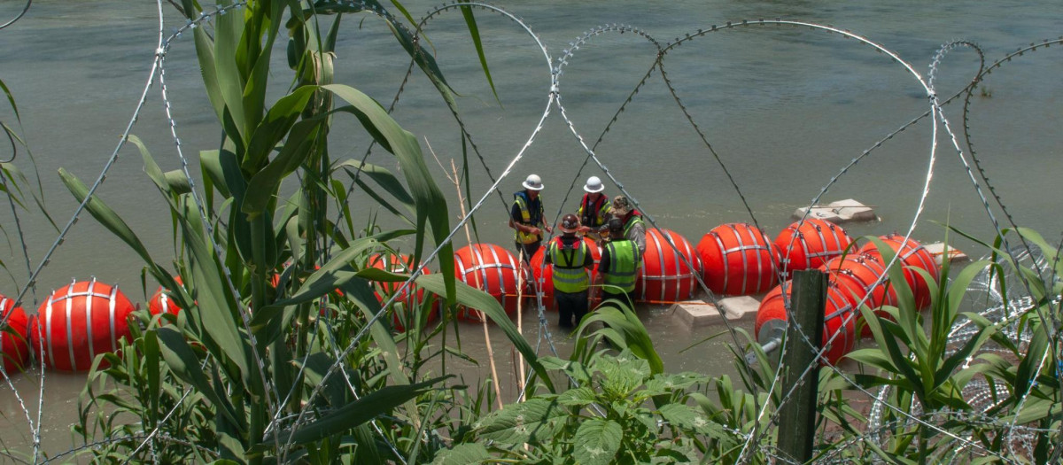 El «muro flotante» hecho de boyas con púa, en Texas