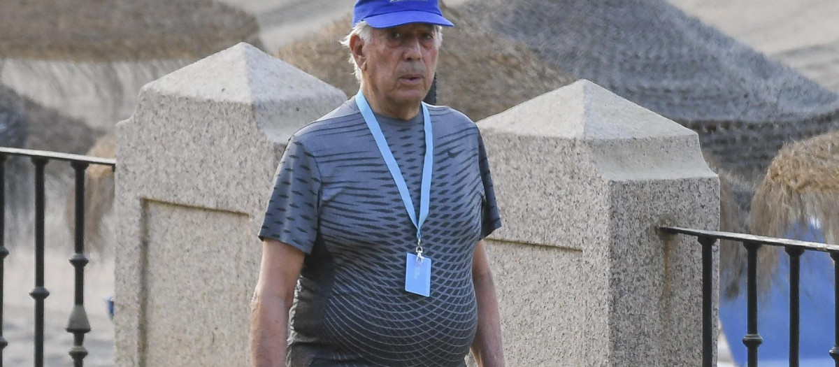 El escritor Mario Vargas Llosa por las calles de Marbella