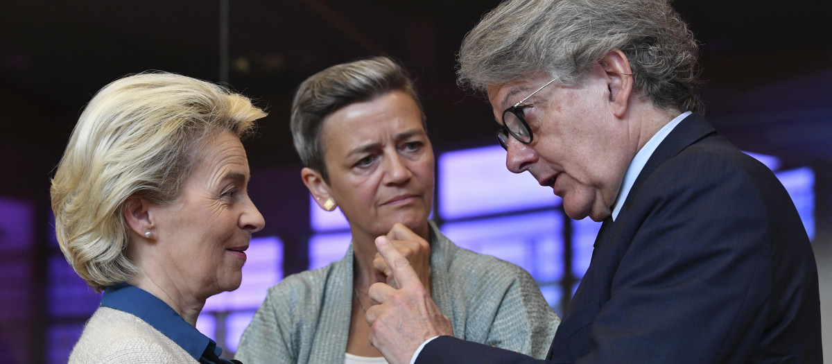Ursula von der Leyen y Thierry Breton, en presencia de la comisaria Margrethe Vestager