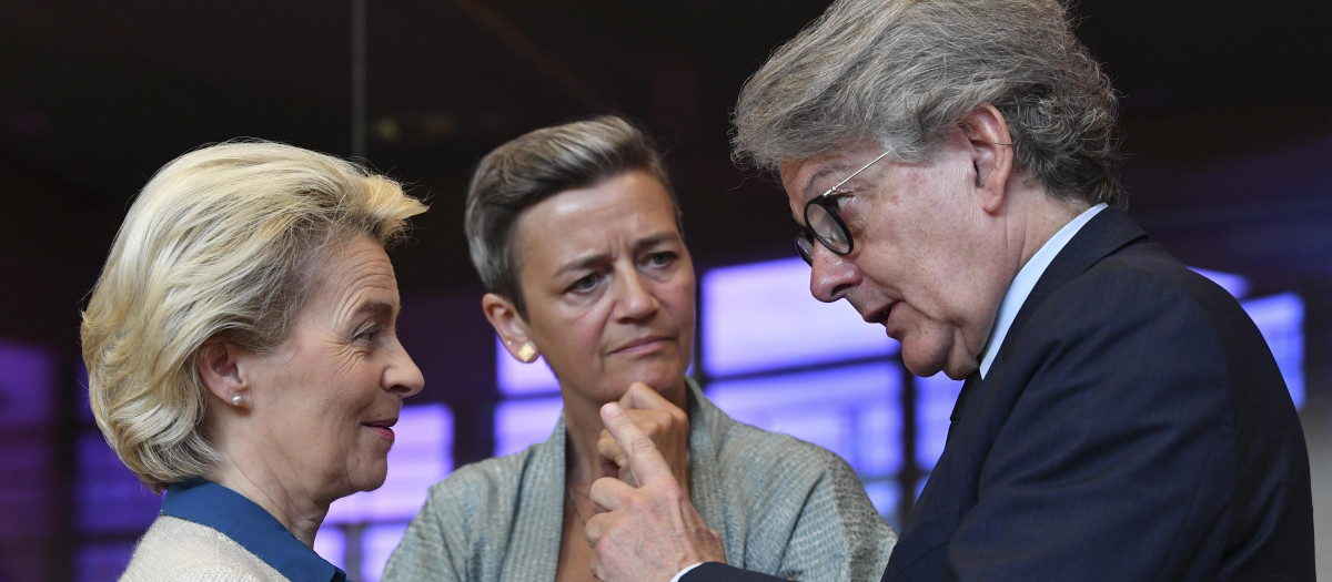 Ursula von der Leyen y Thierry Breton, en presencia de la comisaria Margrethe Vestager