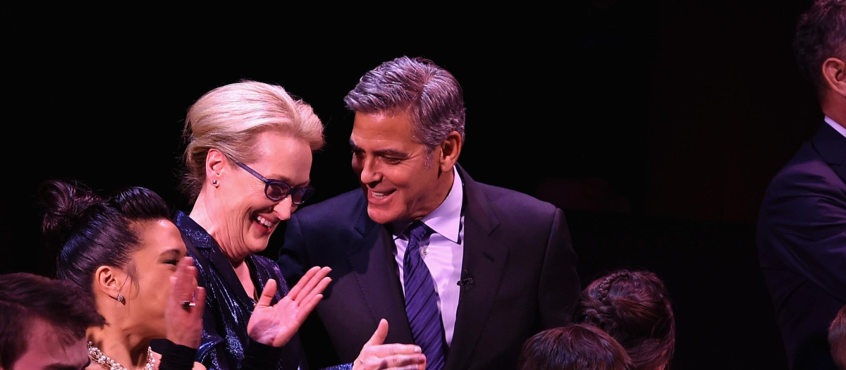 Meryl Streep y George Clooney conversan en una entrega de premios en 2015