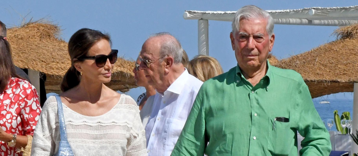 El escritor Mario Vargas Llosa e Isabel Preysler en Marbella.
31/08/2017
En la foto paseando de la mano