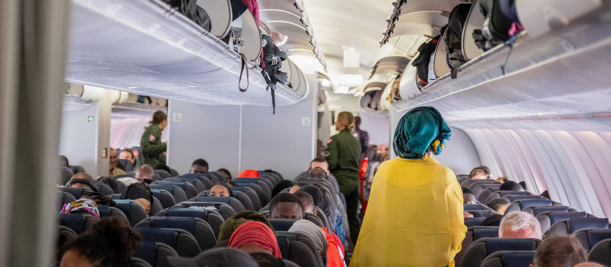 Pasajeros esperando que el avión francés despegue del aeropuerto internacional Diori Hamani en Niamey