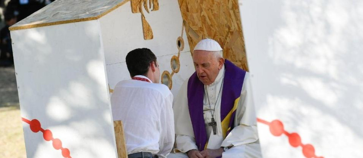 El Papa confiesa a un joven en la JMJ