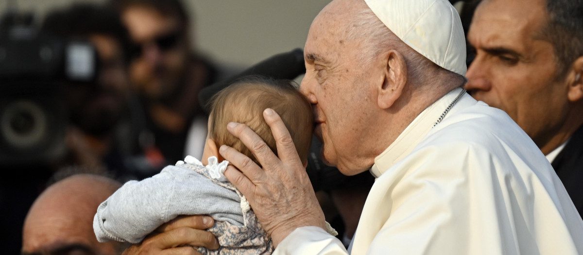 Los bebés han acompañado al Papa hasta el altar de Fátima