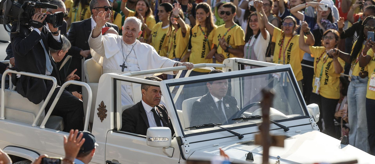 Los jóvenes han saludado al Papa antes de la Misa de envío