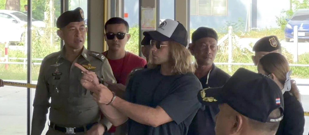 Una foto proporcionada por la Policía de Tailandia muestra a Daniel Sancho Bronchalo, escoltado por agentes de policía tailandeses durante una recreación del crimen en la isla de Koh Phangan.