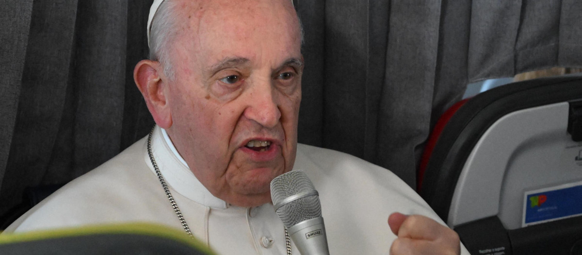 Pope Francis talks to journalists during his return flight to Rome after attending the World Youth Day (WYD) gathering of young Catholics, in Lisbon, on August 6, 2023. World Youth Day, created in 1986 by John Paul II, is the largest Catholic gathering in the world and features a wide range of events, including concerts and prayer sessions. At the end of today's Mass, attended by around 1.5 million people, the pope announced that Seoul in South Korea would host the next edition in 2027. (Photo by Maurizio BRAMBATTI / POOL / AFP)