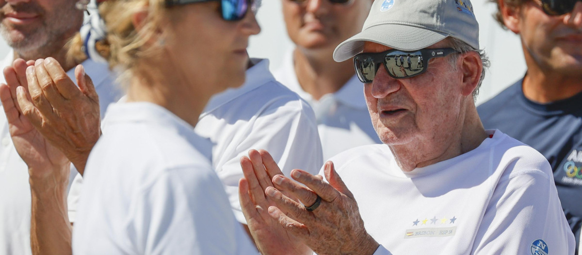 El rey emérito Juan Carlos I con el anillo Oura en su mano izquierda