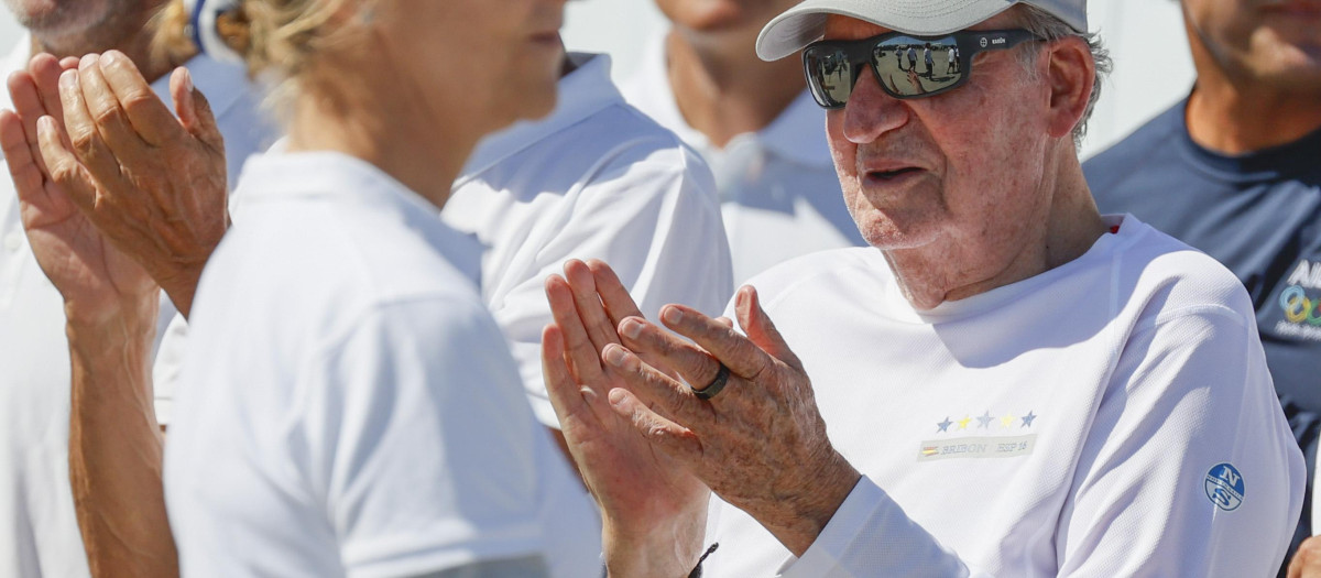 El rey emérito Juan Carlos I con el anillo Oura en su mano izquierda