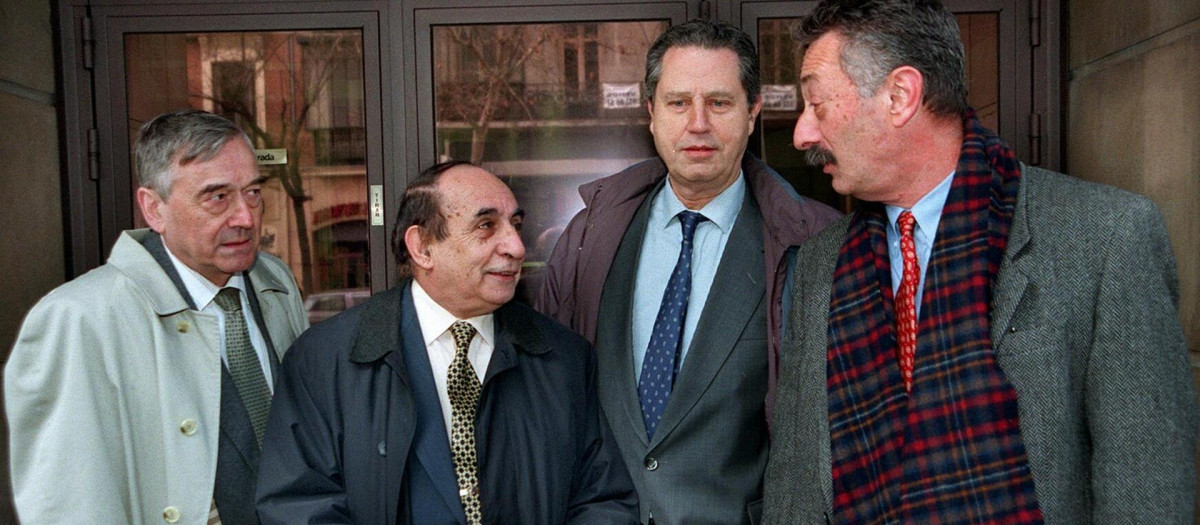 Alberto Benasuly el segundo por la izquierda