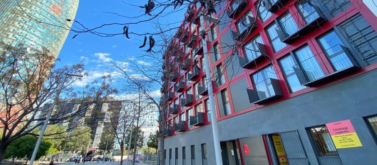 Edificio de pisos en Barcelona

El Ayuntamiento de Barcelona ha completado el segundo edificio de Alojamientos de Proximidad Provisionales (Aprop), este ubicado en la plaza de las Glòries, con 42 pisos para un centenar de personas en situación de emergencia habitacional construidos en contenedores marítimos reciclados.

POLITICA CATALUÑA ESPAÑA EUROPA ESPAÑA EUROPA EUROPA BARCELONA CATALUÑA ESPAÑA