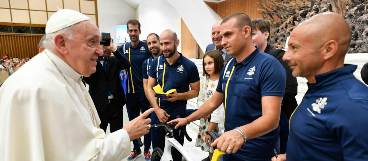 El Papa Francisco ha recibido a los ciclistas del equipo Athletica Vaticana que compitieron este fin de semana en el Mundial de ciclismo