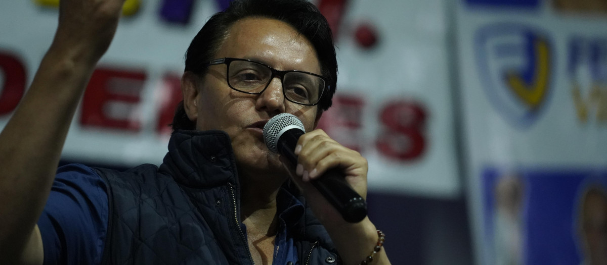 QUITO (ECUADOR), 09/08/2023.- El candidato presidencial Fernando Villavicencio habla durante un mitin de campaña, minutos antes de ser asesinado, hoy, en Quito (Ecuador). Villavicencio fue asesinado este miércoles durante un tiroteo mientras realizaba una acto de campaña en un céntrico sector de Quito. EFE/ STR