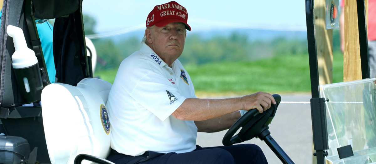 El expresidente Donald Trump conduce un carrito de golf en un club de Nueva Jersey