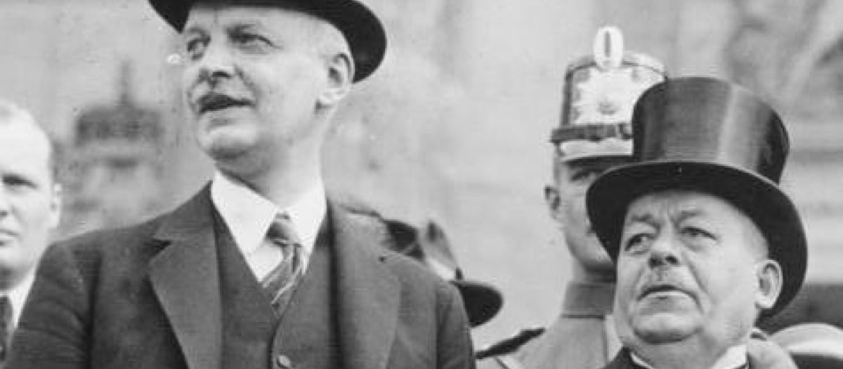 Cuno (izquierda) con el presidente del Reich Ebert en la ceremonia de constitución frente al Reichstag (1923)