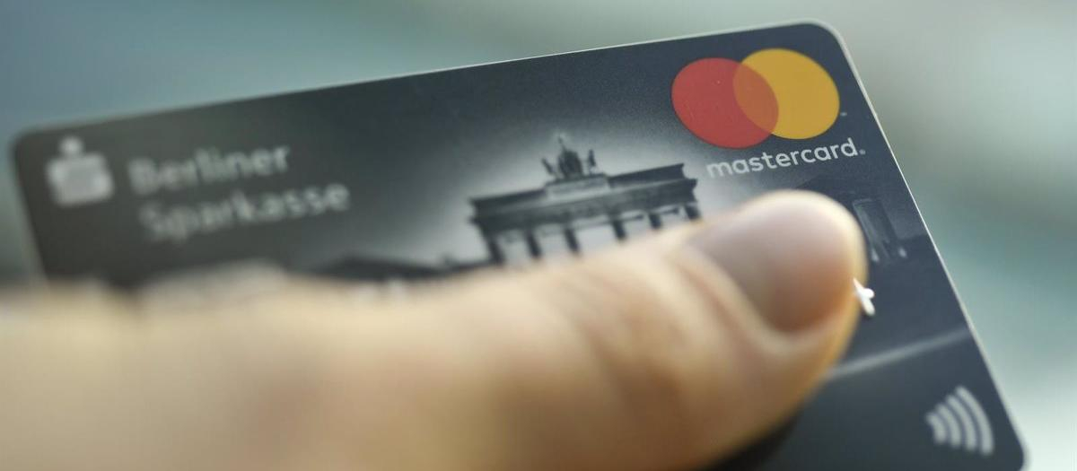 Una persona sujeta una tarjeta Mastercard