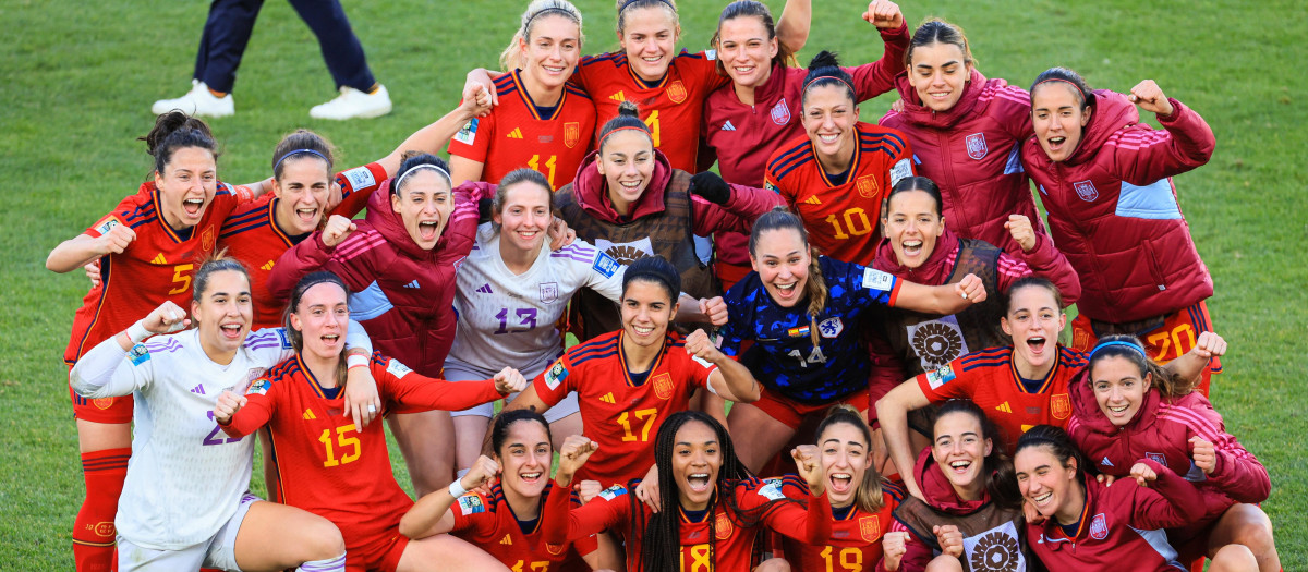 La celebración de las jugadoras de la selección española femenina tras pasar a semifinales
