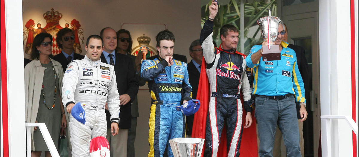 GRAN PREMIO DE FORMULA 1 DE MONACO 2006
EN LA IMAGEN JUAN PABLO MONTOYA ( ESCUDERIA MERCEDES MCLAREN ) , FERNANDO ALONSO Y FLAVIO BIATORE ( ESCUDERIA RENAULT FORMULA TEAM ) Y DAVID COULTHARD ( ESCUDERIA RED BULL RACING ) EN EL PODIO
ABACA 98721 / ©KORPA
28/05/2006
MONACO *** Local Caption *** Colombian driver Juan Pablo Montoya, Spanish driver Fernando Alonso, Scottish driver David Coulthard and Renault F1 team director Flavio Briatore (l to r) stand in front of the Monaco Royal family at the end of the 2006 Formula 1 Grand Prix in Monaco on May 28, 2006. Pool photo by ABACAPRESS.COM 98721