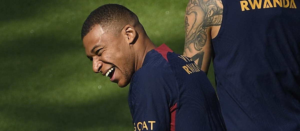 Mbappé, en un entrenamiento con el PSG: actualmente está apartado por su club