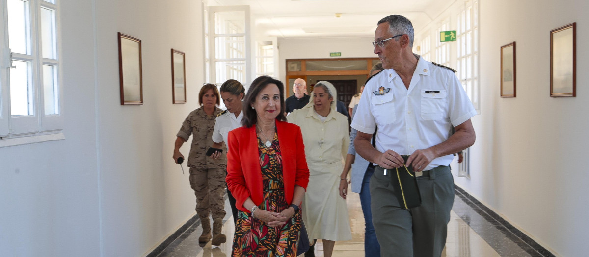 La ministra Robles ha recorrido las instalaciones de la Academia