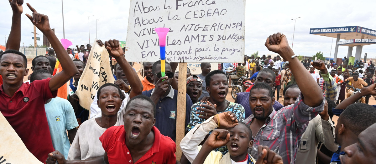 Partidarios de los militares golpistas de Níger se manifiestan en Niamey frente a una base aérea francesa