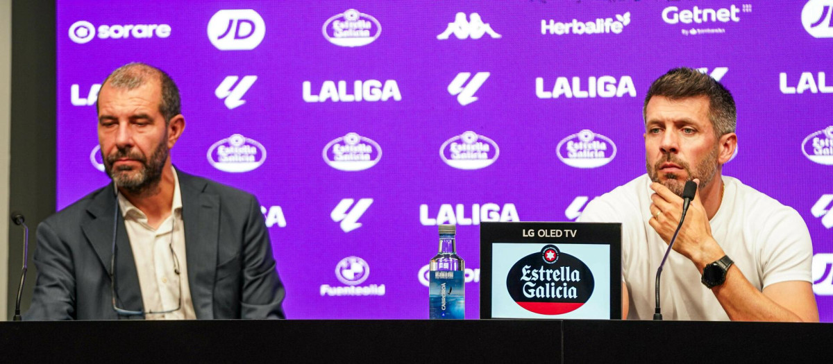 David Espinar y Paulo Pezzolano, tras el partido contra el Sporting