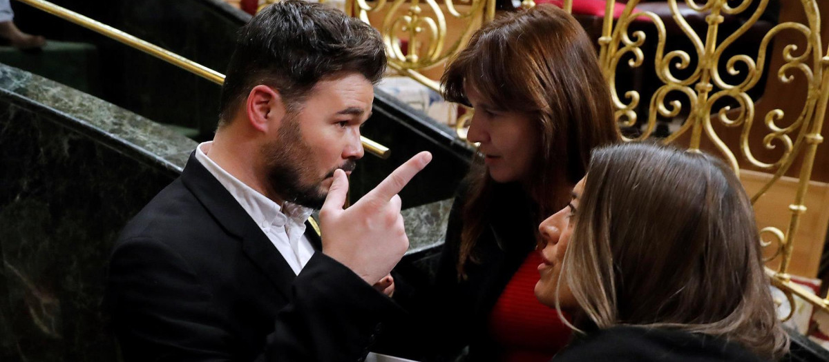 Gabriel Rufián y Miriam Nogueras, portavoces de ERC y Junts, conversan en el Congreso durante la pasada legislatura