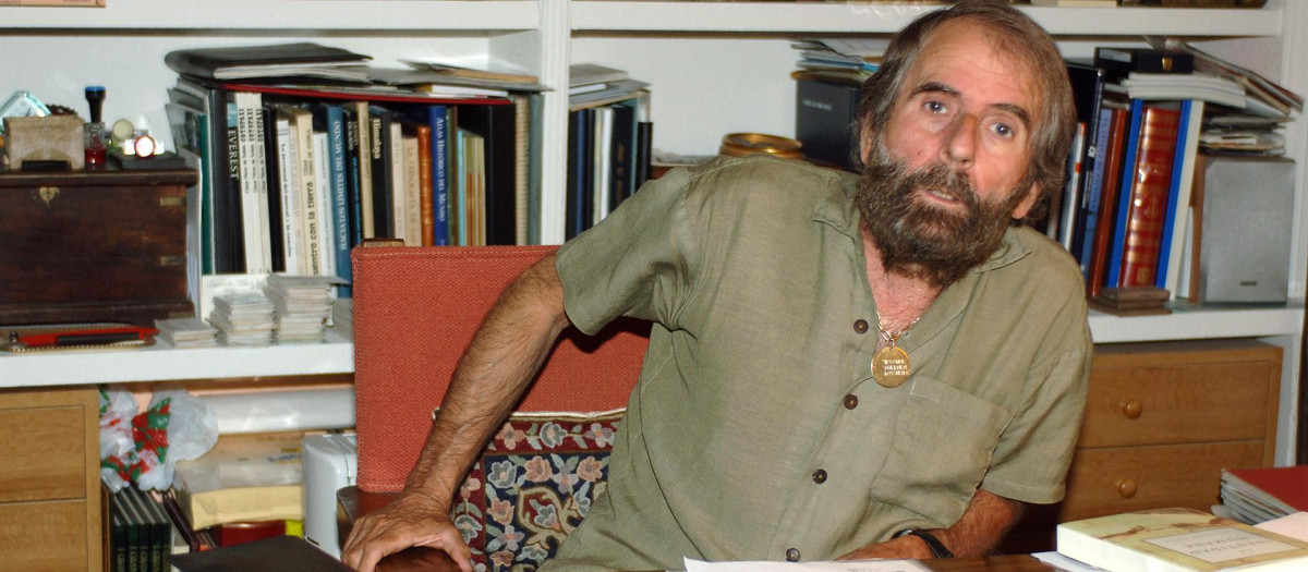 El alpinista, César Pérez de Tudela, en una imagen del año 2005 en su casa de Torrelodones (Madrid)