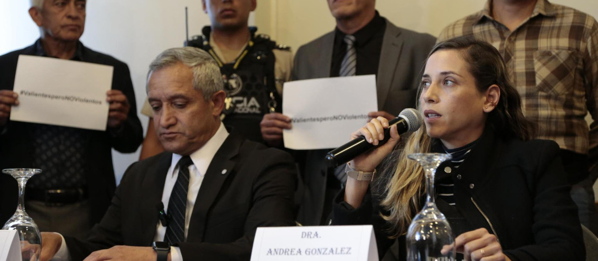 El general Patricio Carrillo y Andrea González Nader durante una rueda de prensa tras el asesinato de Villavicencio