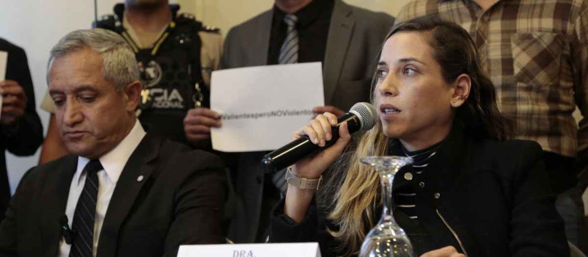 El general Patricio Carrillo y Andrea González Nader durante una rueda de prensa tras el asesinato de Villavicencio