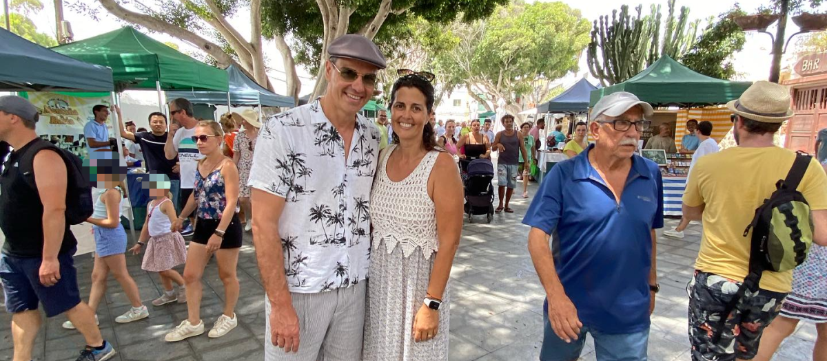Pedro Sánchez, junto a Evelia García edil del Ayuntamiento de Haría (Lanzarote)