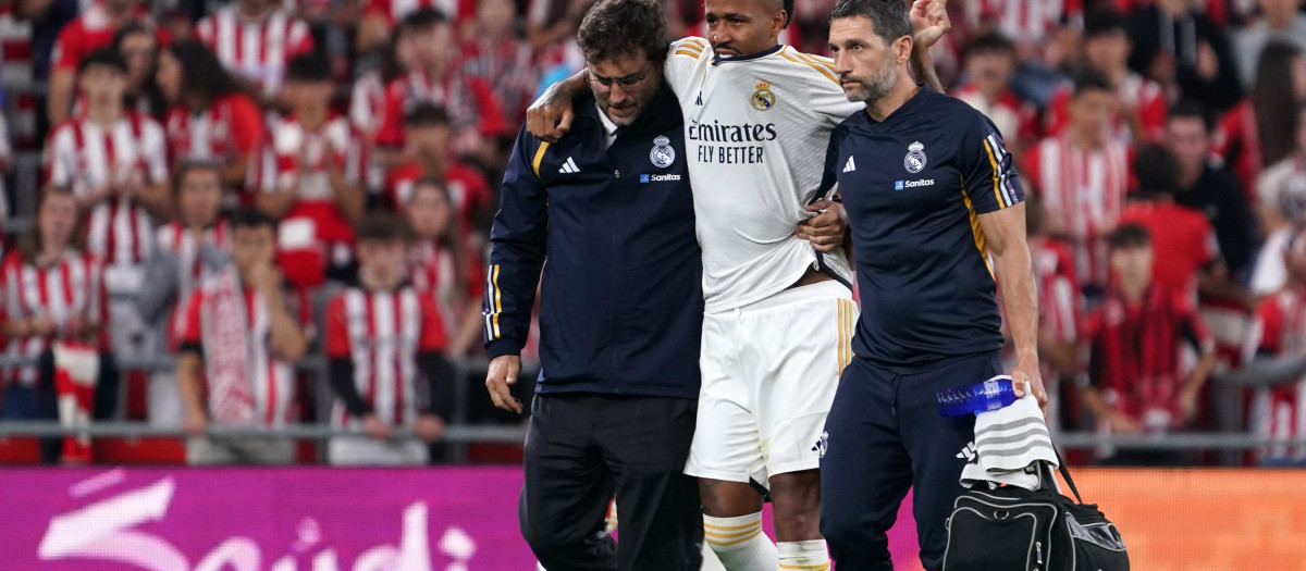 Eder Militao cayó lesionado este sábado en Bilbao en el primer partido de Liga