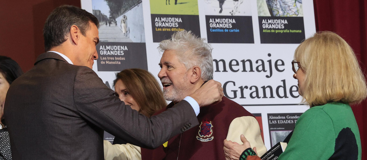 Pedro Sánchez, con Pedro Almodóvar en un homenaje a Almudena Grandes