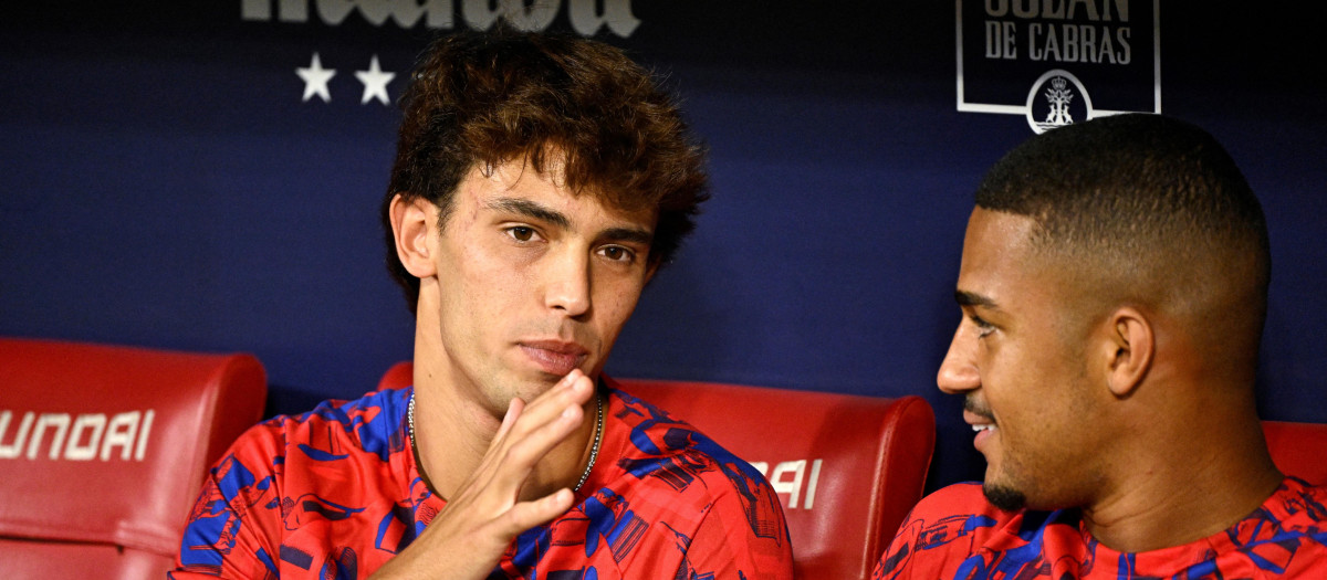 Joao Félix, a la izquierda, en el banquillo del Metropolitano.