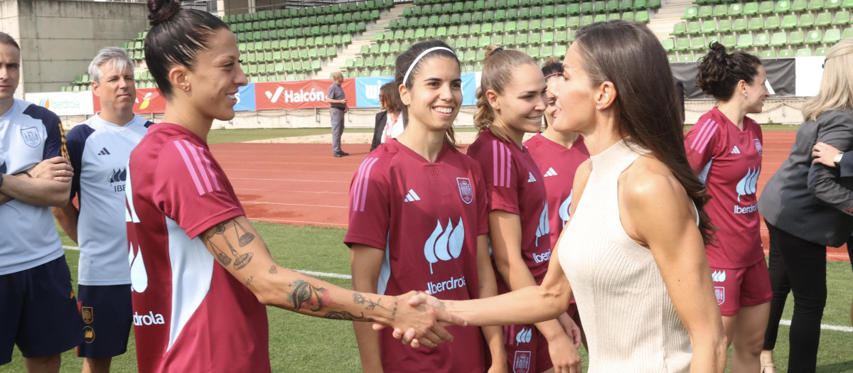 La Reina Letizia, durante su encuentro con la Selección de Fútbol