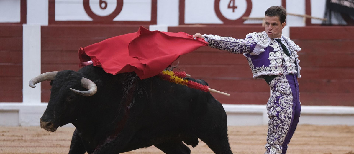 El diestro madrileño Julián López "El Juli" lidia en solitario en Gijón seis toros