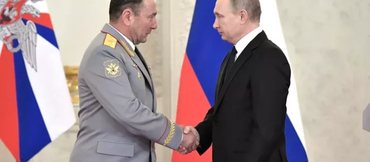 El presidente ruso Vladimir Putin (D) con el coronel general Gennady Zhidko el 18 de diciembre de 2017 en el Kremlin